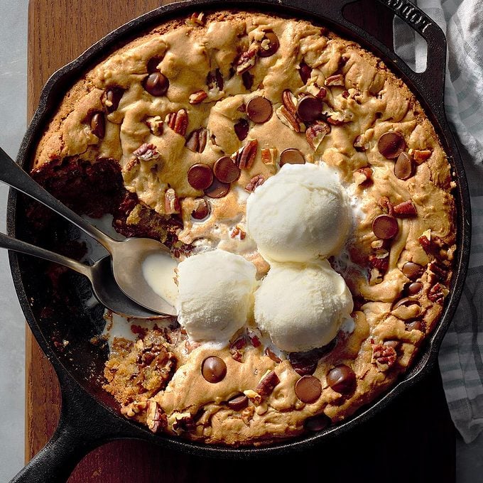 Chocolate Pecan Skillet Cookie Exps Cimz17 213117 B09 16 4b 4