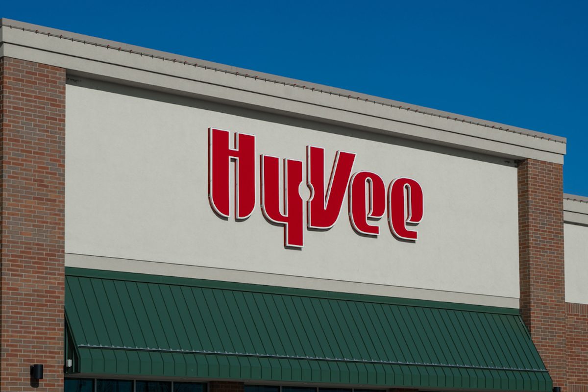 Hy-Vee grocery store exterior and logo