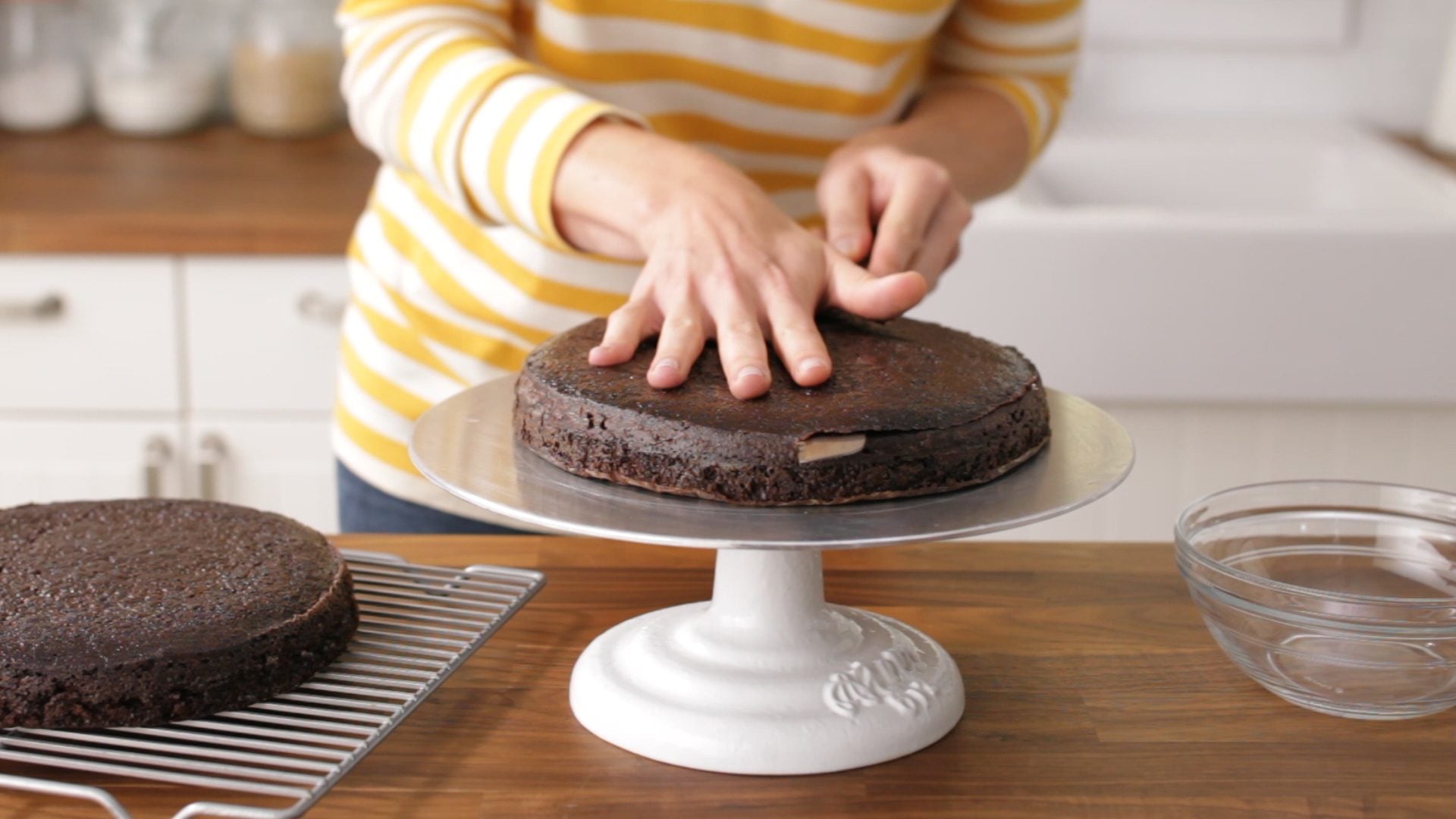 Leveling cakes