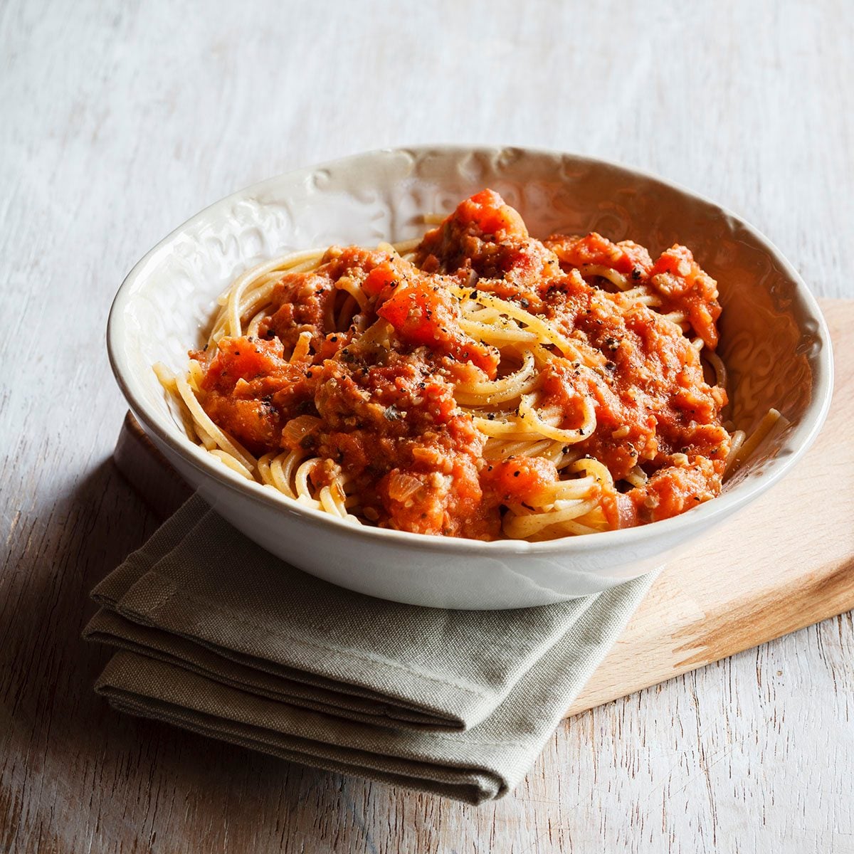 Studio, Vollkorn-Spaghetti mit veganer Bolognese aus Grünkern und Sonnenblumensamen