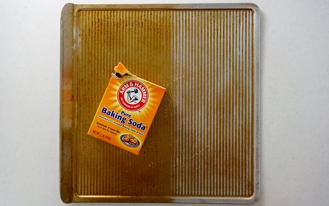 cleaning baking sheets with baking soda
