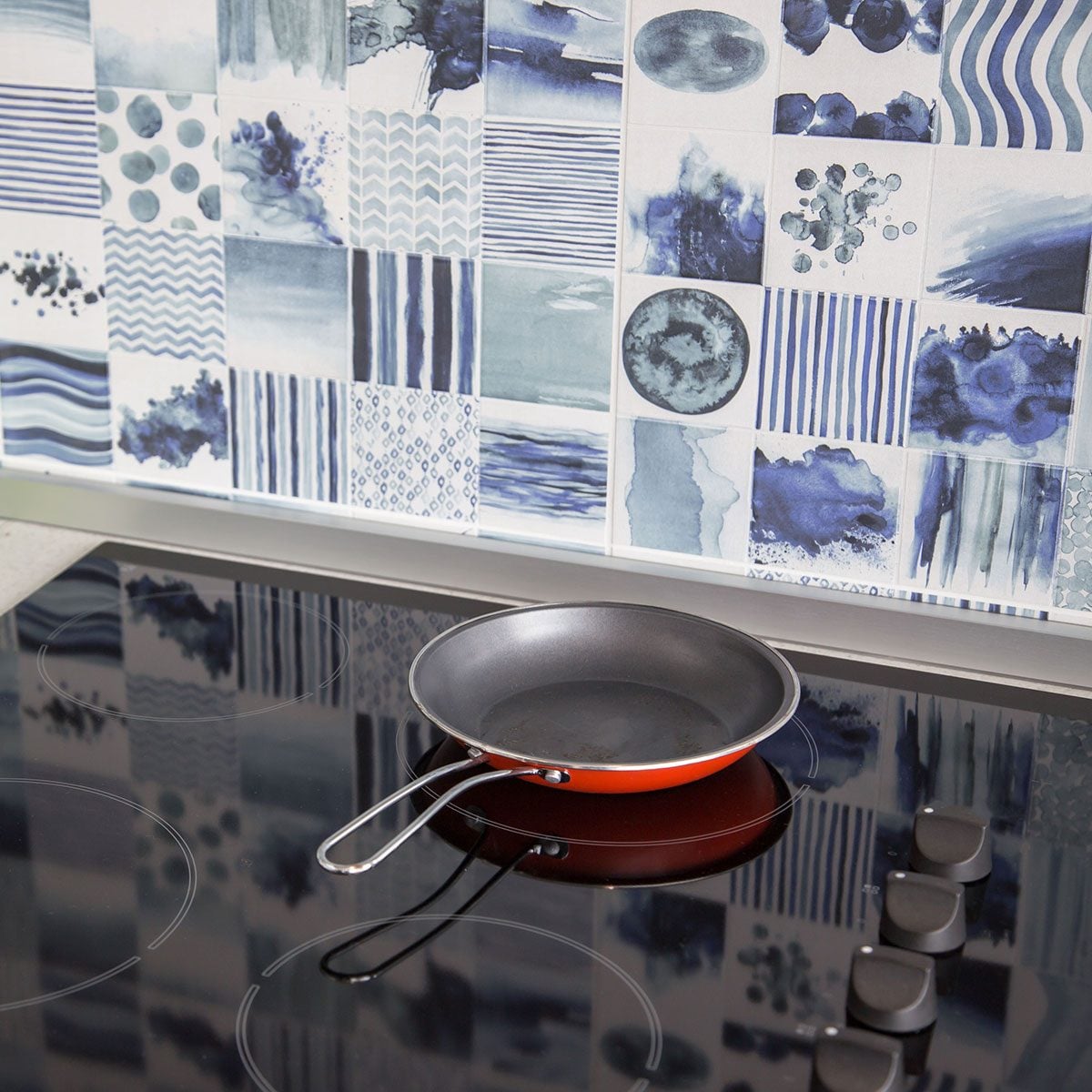Electric stovetop with frying pan