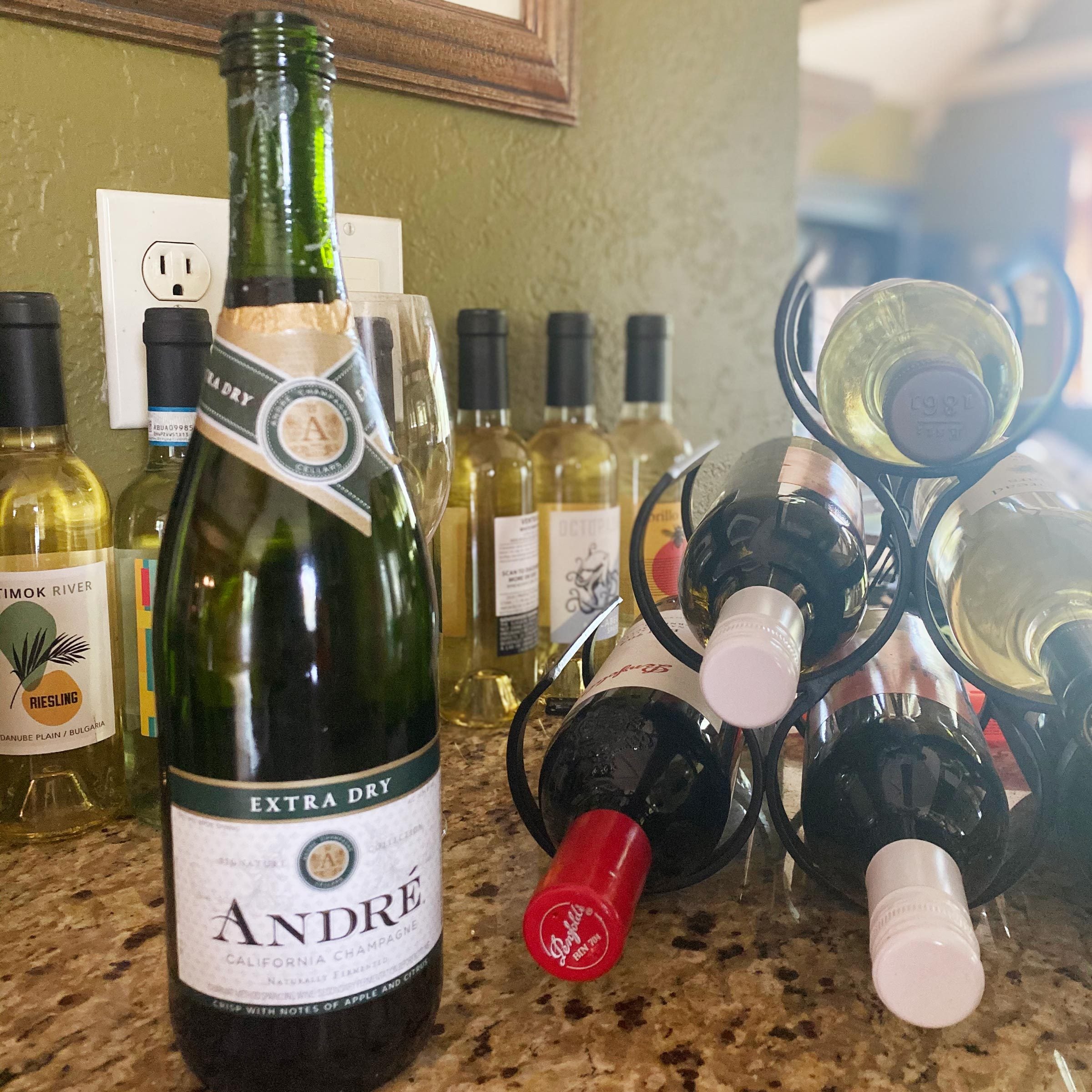 Does a Spoon in the Bottle Keep Open Champagne Bubbly?