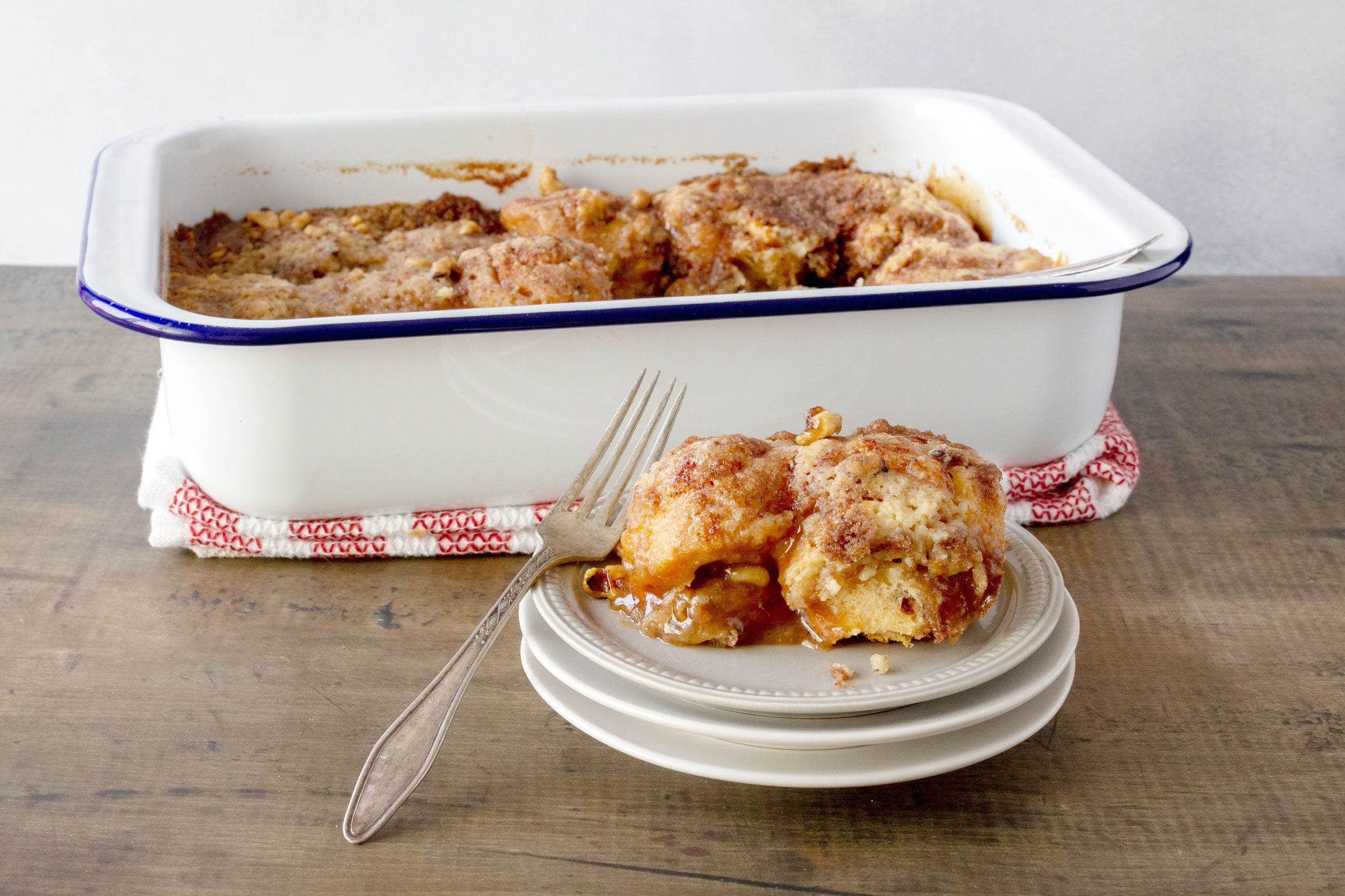 How to Make a 5-Ingredient Cinnamon Roll Dump Cake
