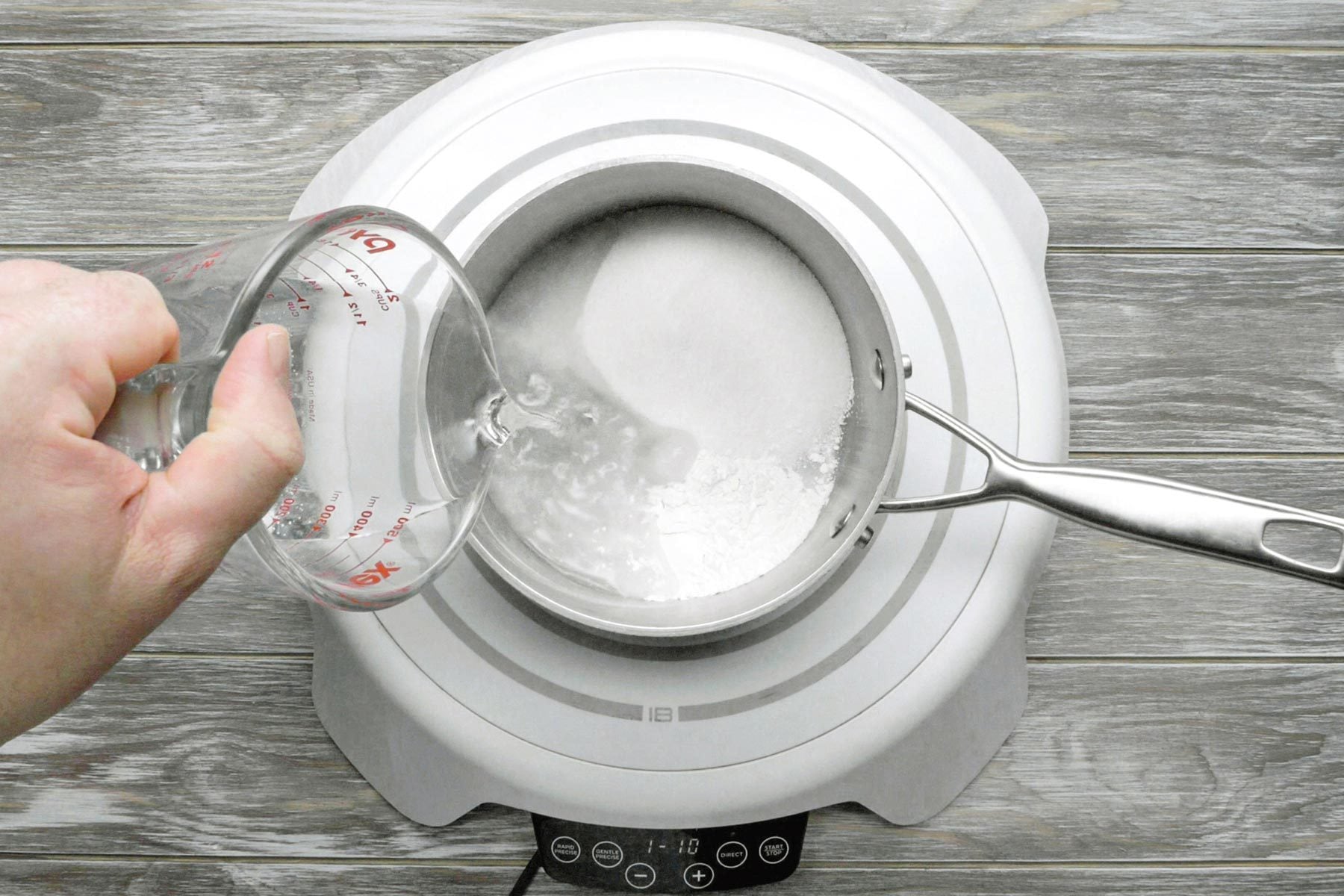 Cooking sugar and cornstarch syrup in sauce pan