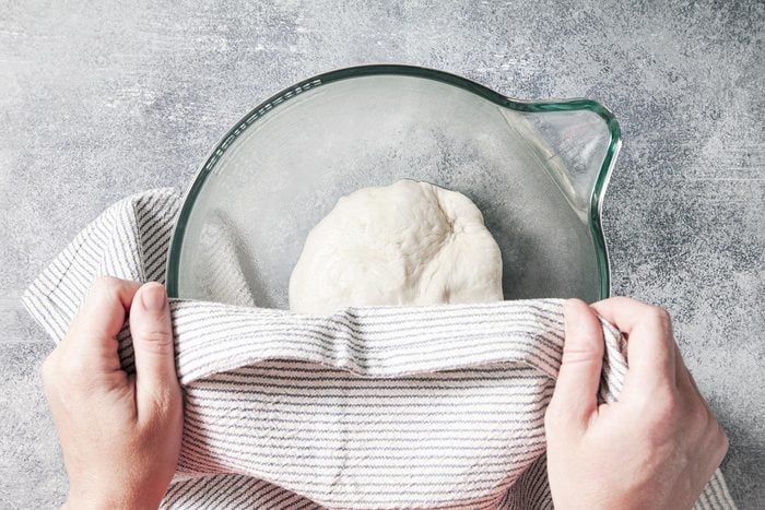 Covering the dough with cloth