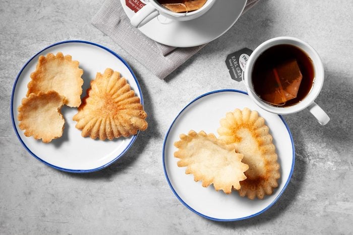 wide shot of sandbakkelse served with tea