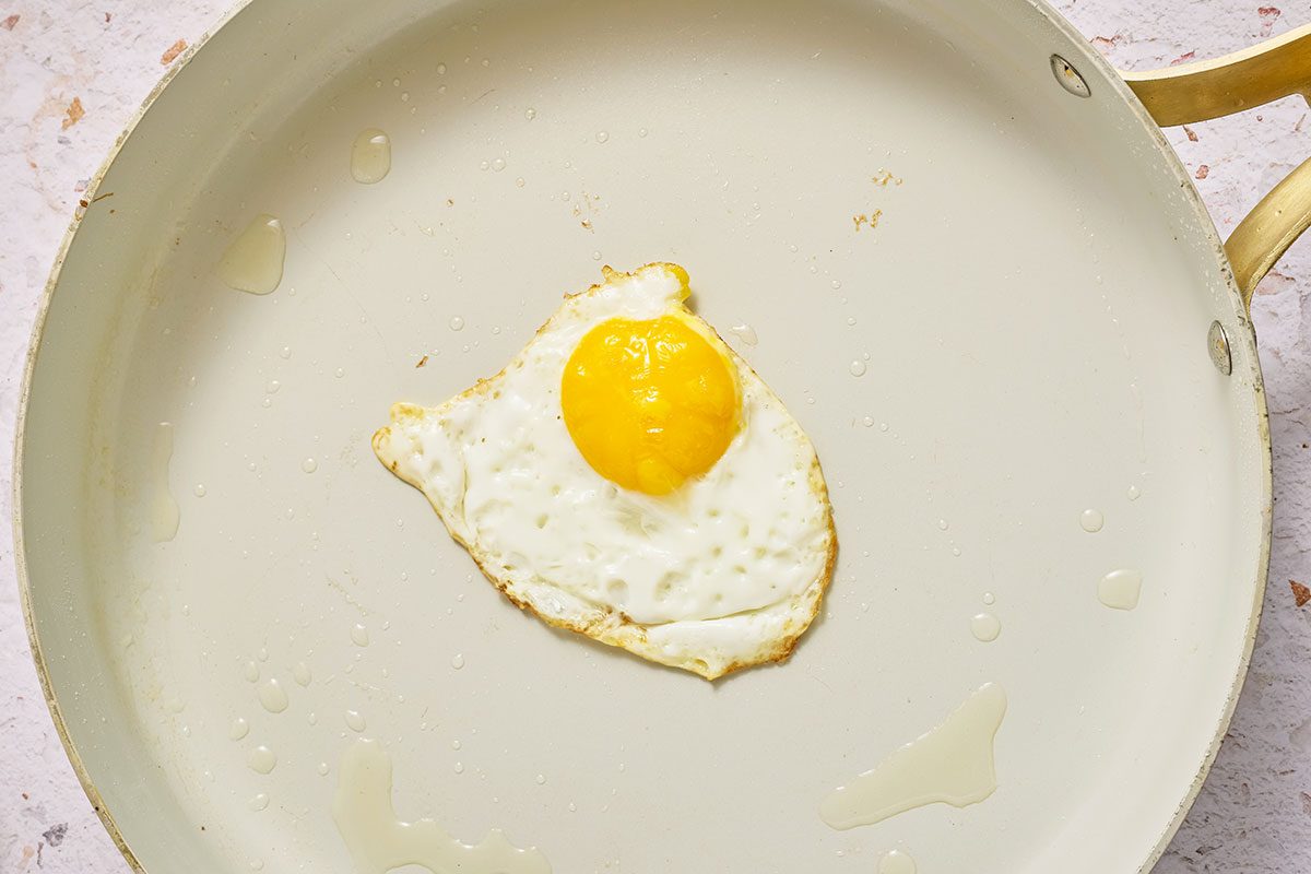 cooking fried egg