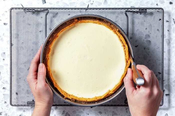 lessening sides of cheesecake with knife