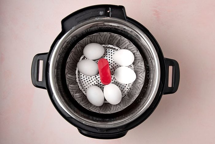 Set eggs on trivet