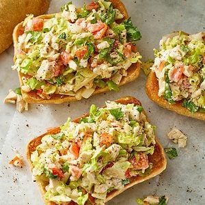 Chopped Chicken Caesar Salad Sandwich Exps Rc25 280084 Dr 07 23 18b
