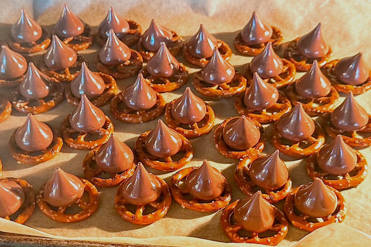 Bakers Online Are Saying Hersheys Kisses Don't Melt Anymore So I Tried It Myself Melty Kisses 4