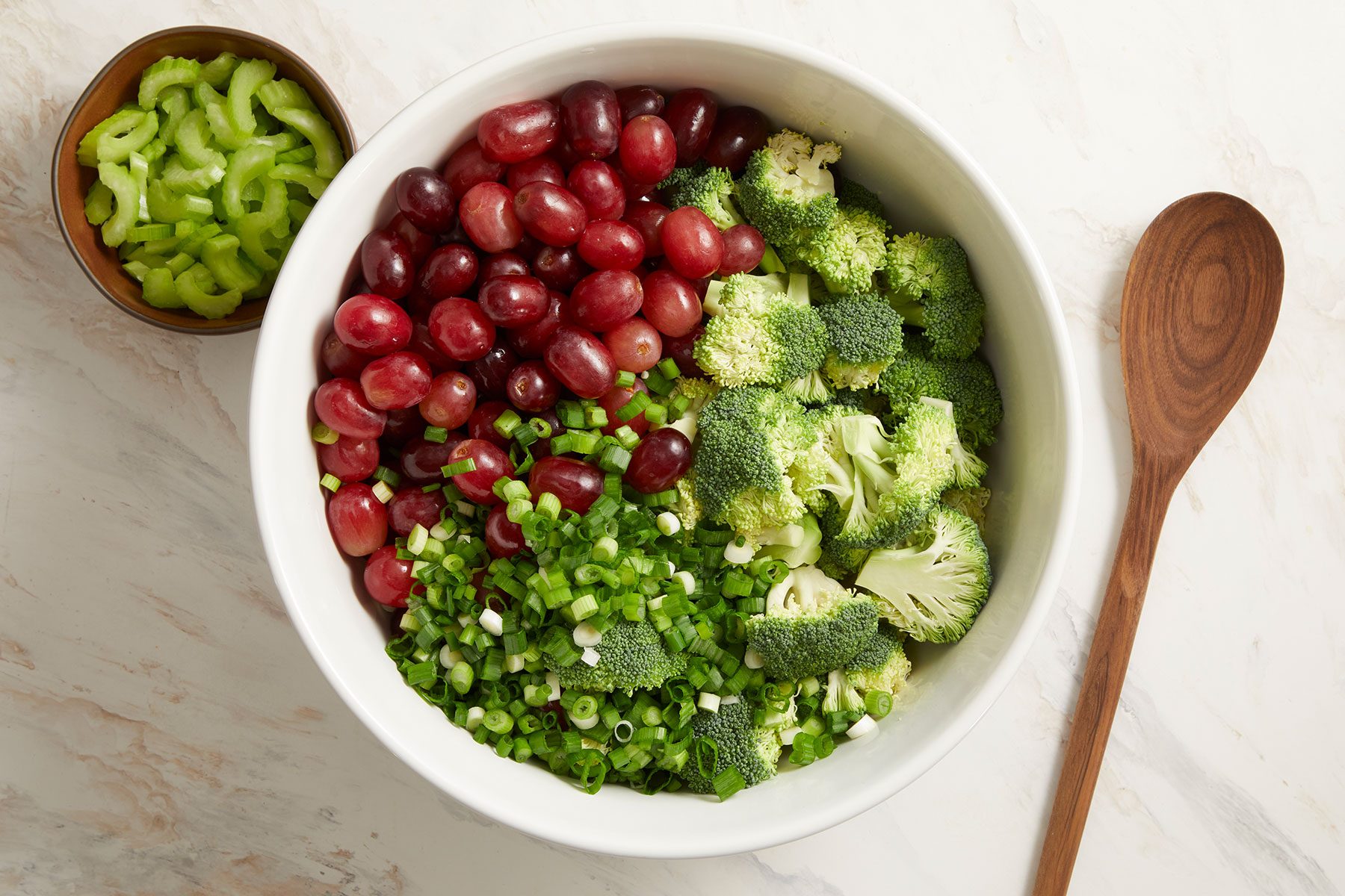In a large salad bowl, combined some broccoli, grapes, celery and onions.