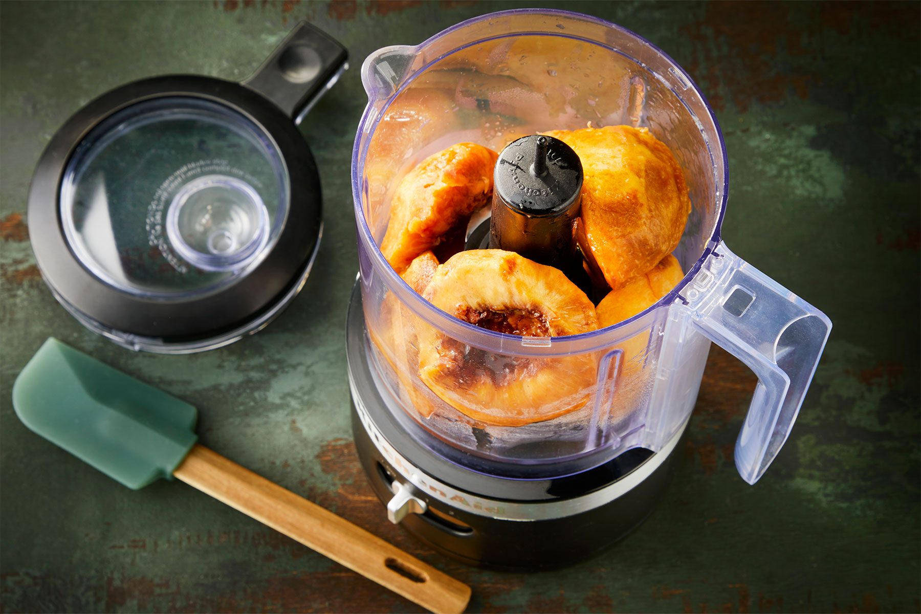 Processesing half cut peaches to make puree