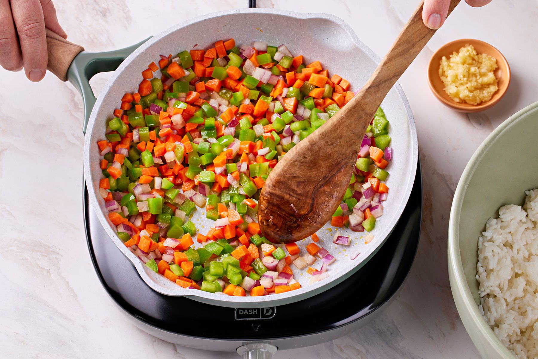 In a small skillet, saute the green pepper, onion and carrot in oil