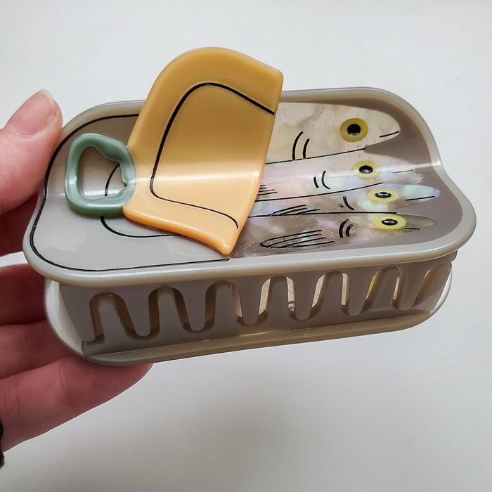 Toha26 Large Tinned Fish Hair Claw Clip Emily Way 01 Yvedit