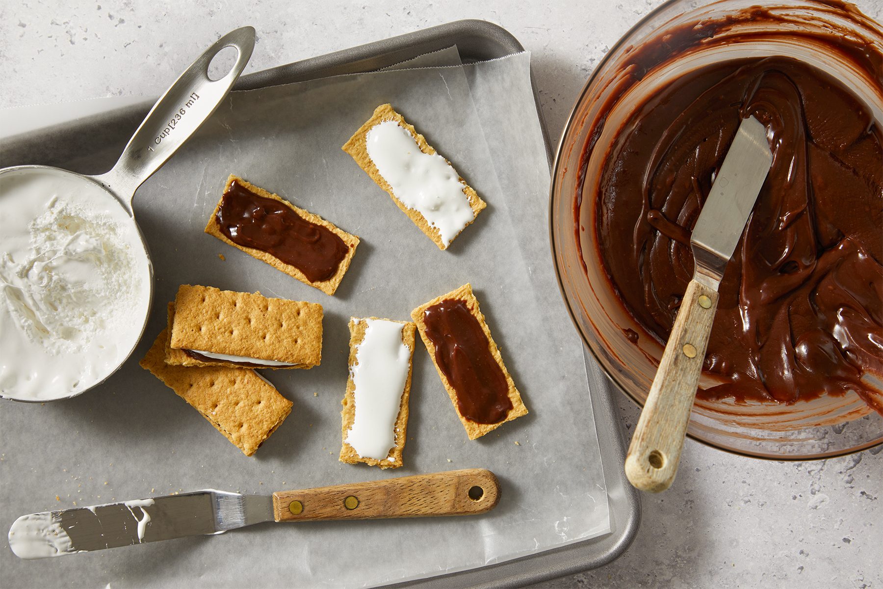 spread chocolate and marshmellow