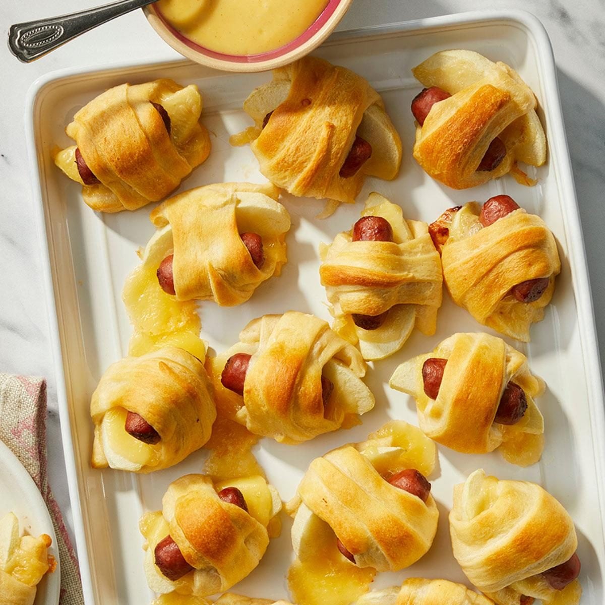 Apple Gouda Pigs In A Blanket Exps Tohwinter27 180631 Md P2 07 15 2b