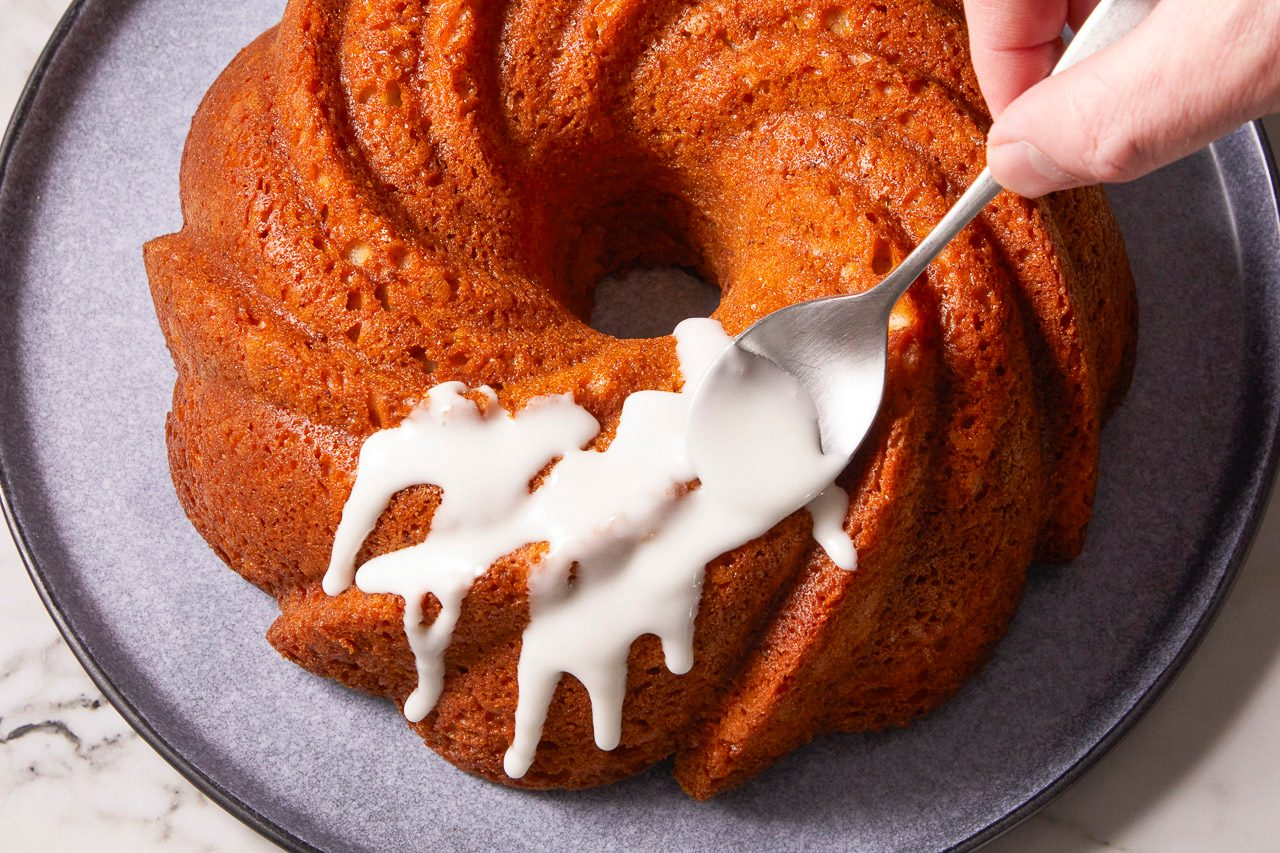 drizzling glaze over cake
