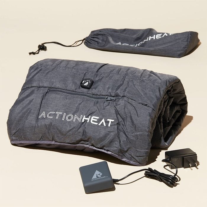 Toha26 Actionheat 7v Battery Heated Throw Blanket Emiko Franzen 01